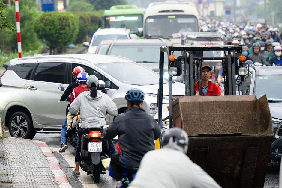 Cầu Long Biên tạm dừng, Chương Dương quá tải: Người dân mệt mỏi chôn chân giữa dòng xe ùn tắc Cầu Long Biên tạm dừng, Chương Dương quá tải: Người dân mệt mỏi chôn chân giữa dòng xe ùn tắc