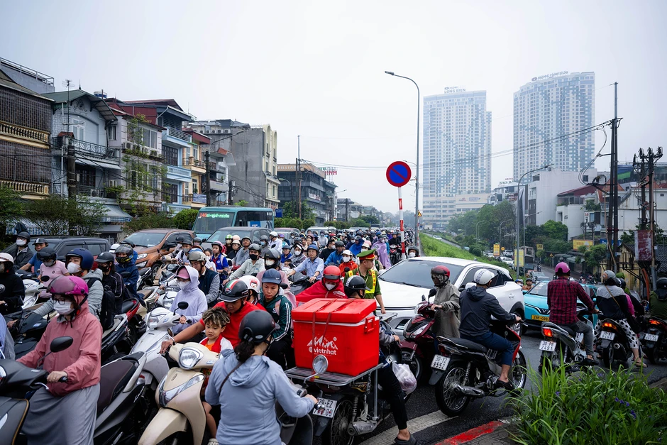 Cầu Long Biên tạm dừng, Chương Dương quá tải: Người dân mệt mỏi chôn chân giữa dòng xe ùn tắc Cầu Long Biên tạm dừng, Chương Dương quá tải: Người dân mệt mỏi chôn chân giữa dòng xe ùn tắc