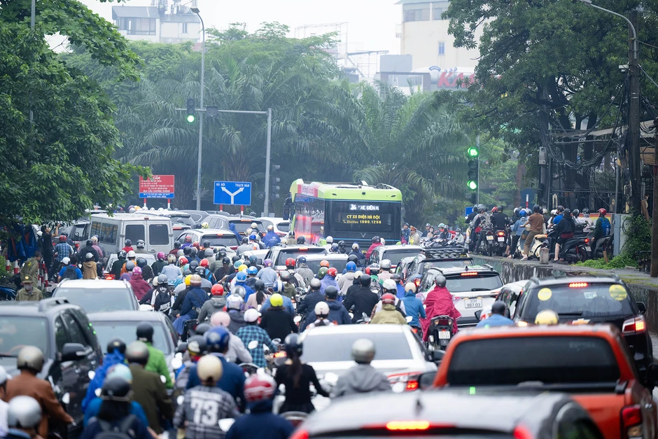 Cầu Long Biên tạm dừng, Chương Dương quá tải: Người dân mệt mỏi chôn chân giữa dòng xe ùn tắc Cầu Long Biên tạm dừng, Chương Dương quá tải: Người dân mệt mỏi chôn chân giữa dòng xe ùn tắc