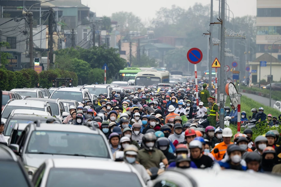 Cầu Long Biên tạm dừng, Chương Dương quá tải: Người dân mệt mỏi chôn chân giữa dòng xe ùn tắc Cầu Long Biên tạm dừng, Chương Dương quá tải: Người dân mệt mỏi chôn chân giữa dòng xe ùn tắc
