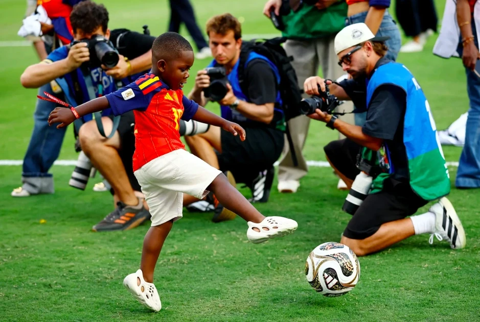 Cậu nhóc quyền lực tại World Cup: 3 tuổi ôm cúp, được Yamal cưng chiều