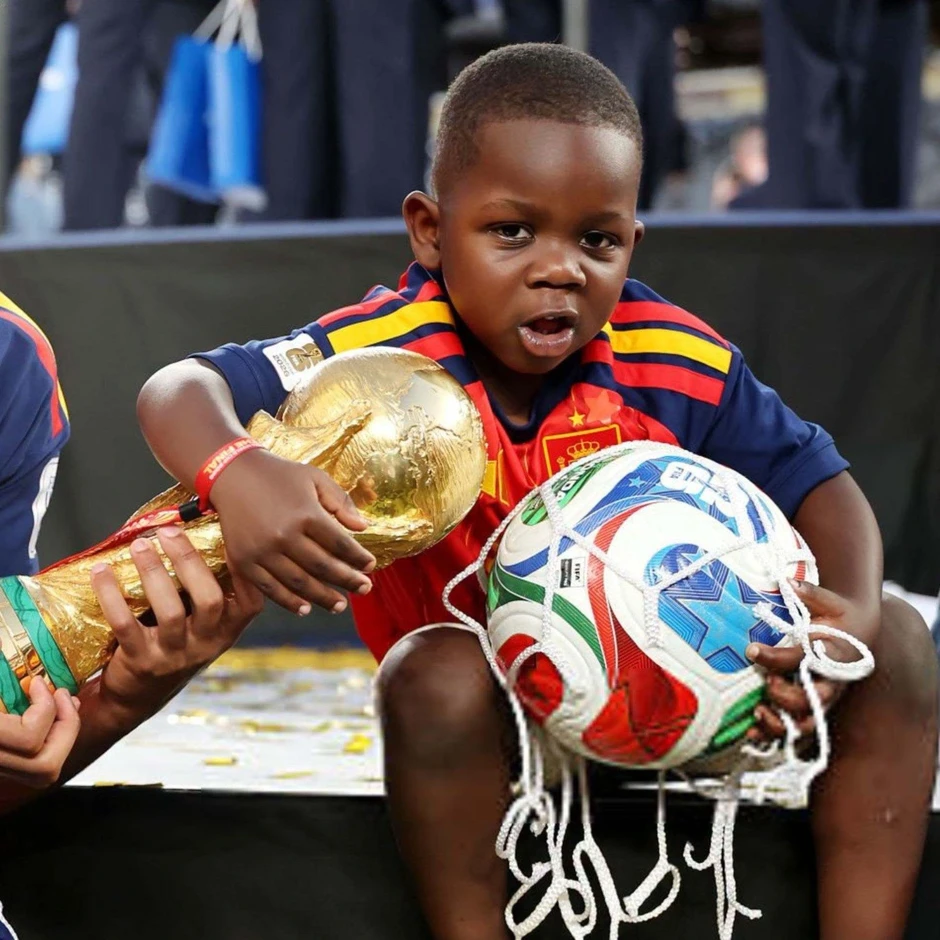 Cậu nhóc quyền lực tại World Cup: 3 tuổi ôm cúp, được Yamal cưng chiều