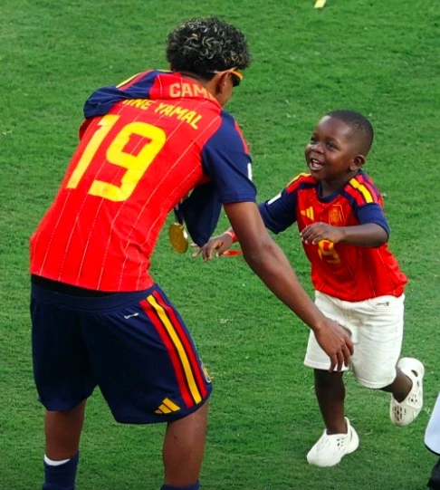 Cậu nhóc quyền lực tại World Cup: 3 tuổi ôm cúp, được Yamal cưng chiều