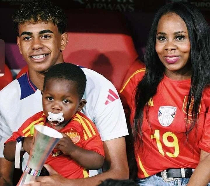 Cậu nhóc quyền lực tại World Cup: 3 tuổi ôm cúp, được Yamal cưng chiều