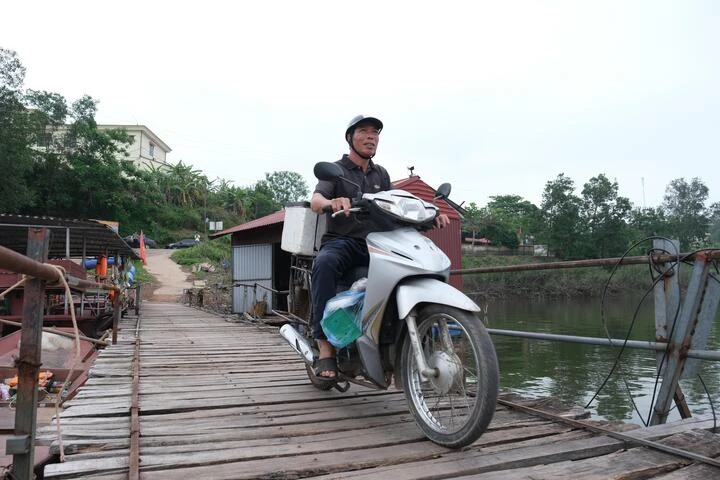 Cầu phao chênh vênh giữa hồ Bắc Ninh, học sinh liều mình đến lớp mỗi ngày Cầu phao chênh vênh giữa hồ Bắc Ninh, học sinh liều mình đến lớp mỗi ngày