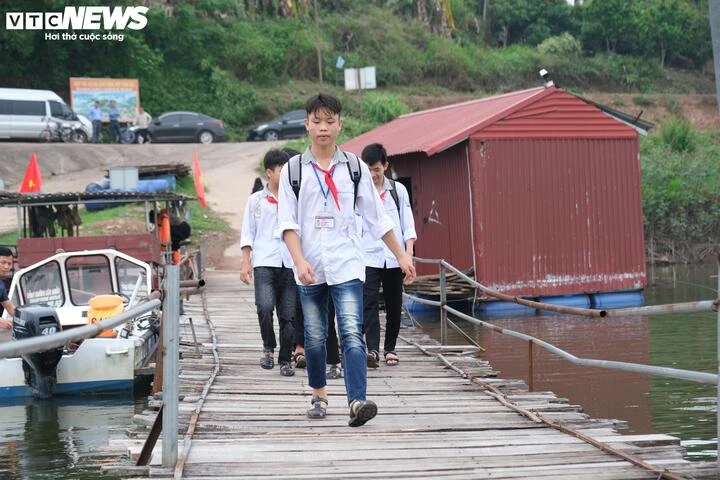 Cầu phao chênh vênh giữa hồ Bắc Ninh, học sinh liều mình đến lớp mỗi ngày Cầu phao chênh vênh giữa hồ Bắc Ninh, học sinh liều mình đến lớp mỗi ngày