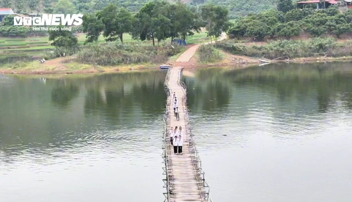 Cầu phao chênh vênh giữa hồ Bắc Ninh, học sinh liều mình đến lớp mỗi ngày Cầu phao chênh vênh giữa hồ Bắc Ninh, học sinh liều mình đến lớp mỗi ngày