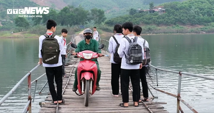 Cầu phao chênh vênh giữa hồ Bắc Ninh, học sinh liều mình đến lớp mỗi ngày Cầu phao chênh vênh giữa hồ Bắc Ninh, học sinh liều mình đến lớp mỗi ngày
