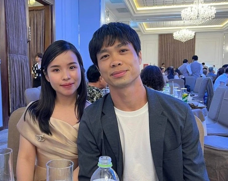 Cầu thủ Việt chưa bao giờ để lộ 1 bức ảnh nhà cửa, xe sang nhưng ai cũng ngầm hiểu: Giàu lắm, gia thế nhà vợ khủng! Cầu thủ Việt chưa bao giờ để lộ 1 bức ảnh nhà cửa, xe sang nhưng ai cũng ngầm hiểu: Giàu lắm, gia thế nhà vợ khủng!