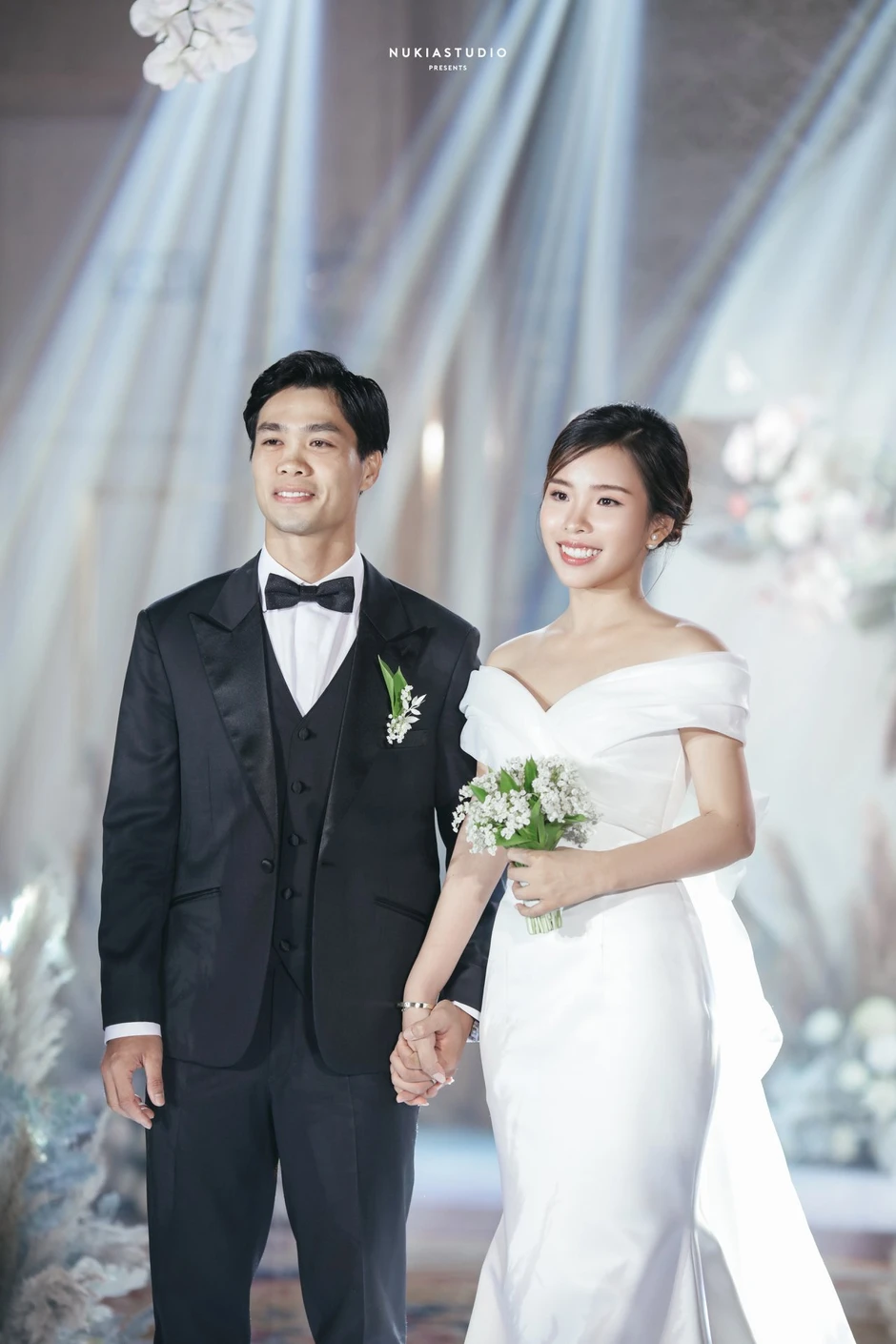 Cầu thủ Việt chưa bao giờ để lộ 1 bức ảnh nhà cửa, xe sang nhưng ai cũng ngầm hiểu: Giàu lắm, gia thế nhà vợ khủng! Cầu thủ Việt chưa bao giờ để lộ 1 bức ảnh nhà cửa, xe sang nhưng ai cũng ngầm hiểu: Giàu lắm, gia thế nhà vợ khủng!