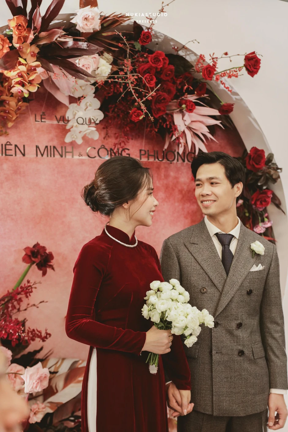 Cầu thủ Việt chưa bao giờ để lộ 1 bức ảnh nhà cửa, xe sang nhưng ai cũng ngầm hiểu: Giàu lắm, gia thế nhà vợ khủng! Cầu thủ Việt chưa bao giờ để lộ 1 bức ảnh nhà cửa, xe sang nhưng ai cũng ngầm hiểu: Giàu lắm, gia thế nhà vợ khủng!