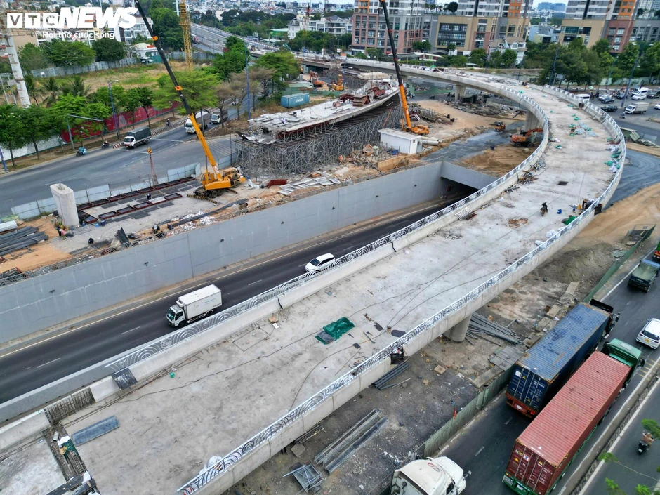 Cầu vượt nút giao 3.400 tỷ đồng ở TP.HCM tăng tốc về đích