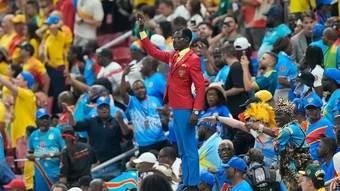 CĐV hóa 'tượng sống' tại World Cup - Báo TinVina