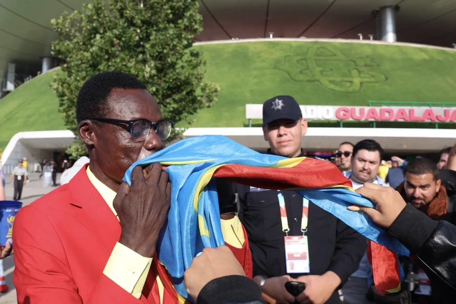 CĐV hóa 'tượng sống' tại World Cup - Báo TinVina CĐV hóa 'tượng sống' tại World Cup - Báo TinVina