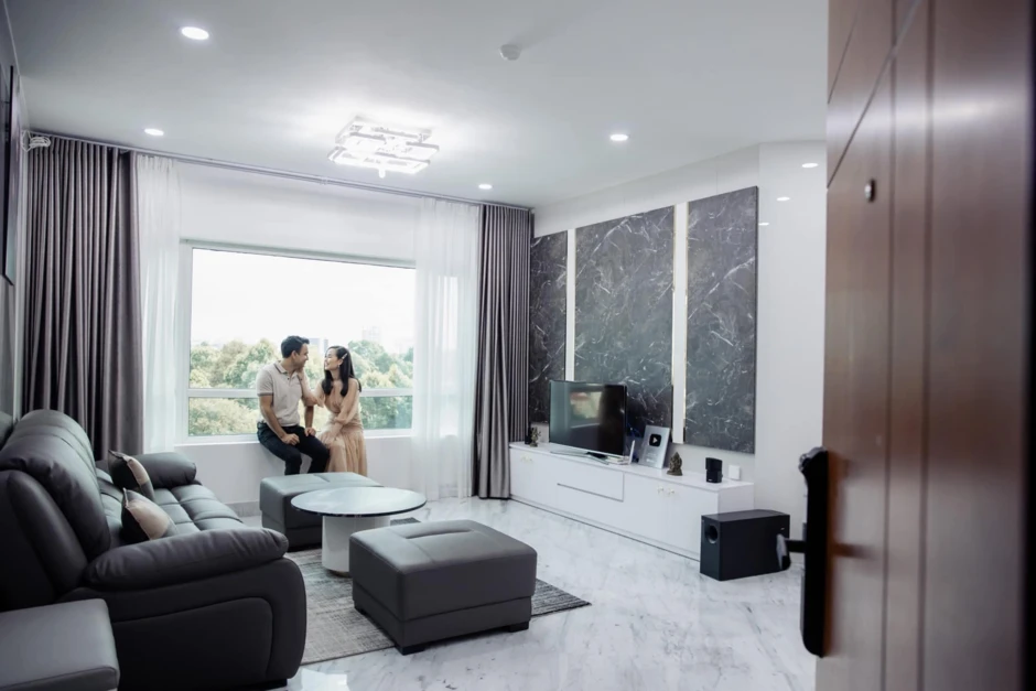 CEO Ấn Độ cưới giảng viên thanh nhạc kém 12 tuổi: Đưa tiền vào “ngân hàng vợ”, tậu căn hộ 145m²