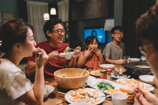Cha mẹ dạy con cách ứng xử khi được mời ăn Cha mẹ dạy con cách ứng xử khi được mời ăn