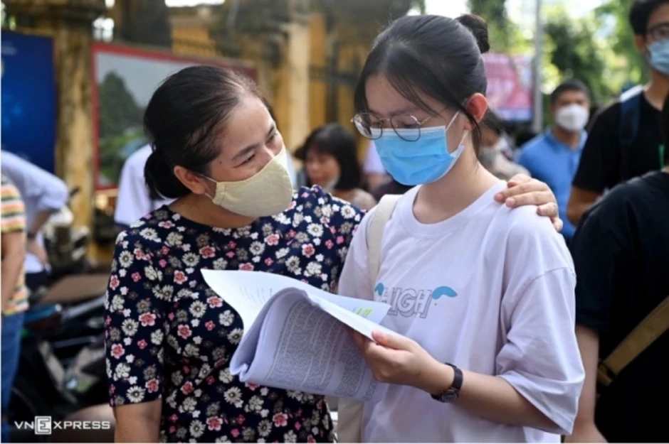 Cha mẹ sụt cân, con cái nhập viện vì áp lực thi lớp 10 Cha mẹ sụt cân, con cái nhập viện vì áp lực thi lớp 10