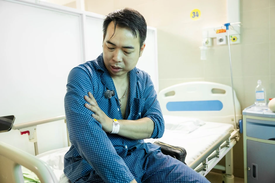Chàng rể bị bỏng vẫn trèo lên tầng 7, dùng búa tạ đập mái nhà cứu gia đình vợ trong đám cháy tại Lĩnh Nam Chàng rể bị bỏng vẫn trèo lên tầng 7, dùng búa tạ đập mái nhà cứu gia đình vợ trong đám cháy tại Lĩnh Nam