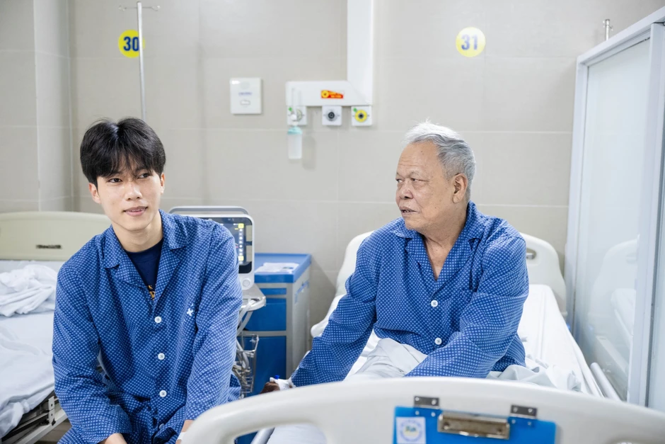 Chàng rể bị bỏng vẫn trèo lên tầng 7, dùng búa tạ đập mái nhà cứu gia đình vợ trong đám cháy tại Lĩnh Nam Chàng rể bị bỏng vẫn trèo lên tầng 7, dùng búa tạ đập mái nhà cứu gia đình vợ trong đám cháy tại Lĩnh Nam