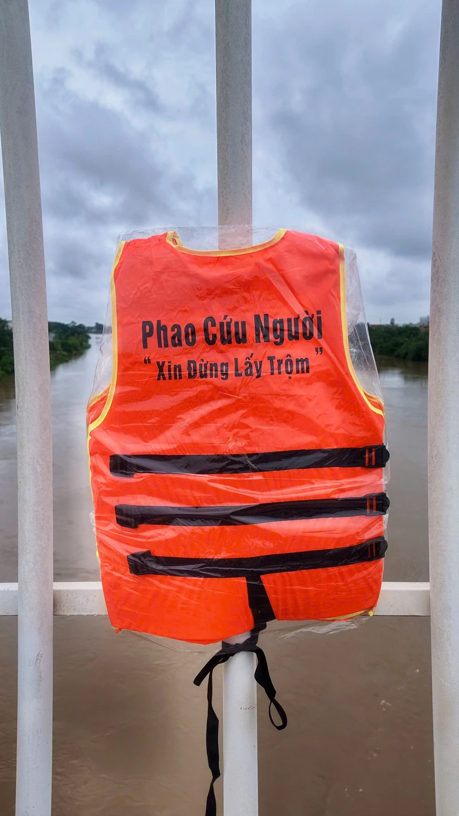 Chàng trai bỏ tiền treo 200 áo phao trên các cây cầu ở Hưng Yên Chàng trai bỏ tiền treo 200 áo phao trên các cây cầu ở Hưng Yên