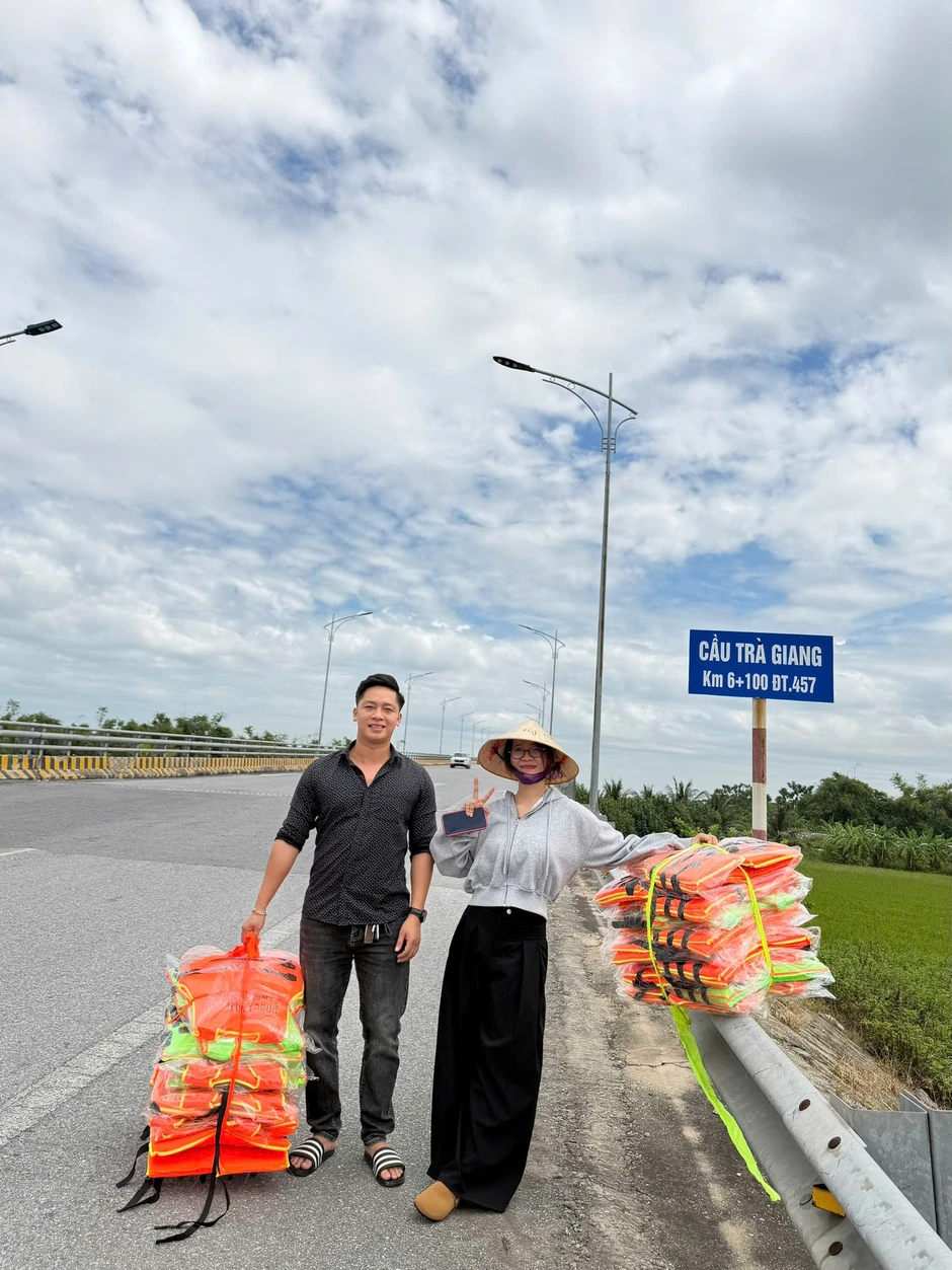 Chàng trai bỏ tiền treo 200 áo phao trên các cây cầu ở Hưng Yên Chàng trai bỏ tiền treo 200 áo phao trên các cây cầu ở Hưng Yên