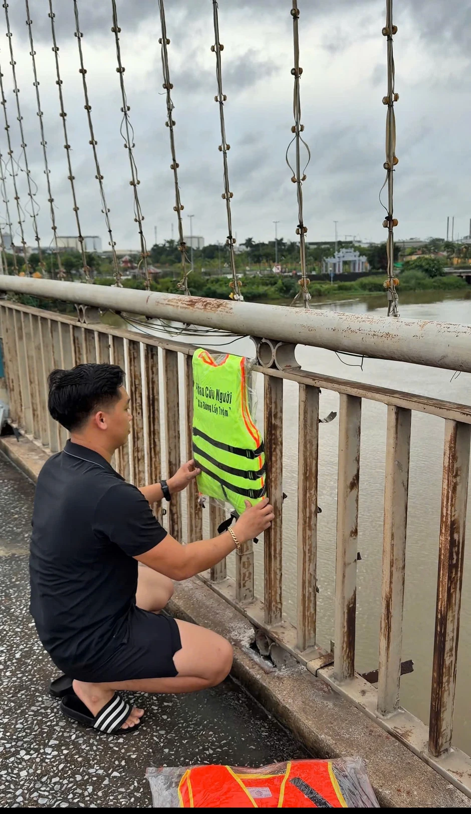 Chàng trai bỏ tiền treo 200 áo phao trên các cây cầu ở Hưng Yên Chàng trai bỏ tiền treo 200 áo phao trên các cây cầu ở Hưng Yên
