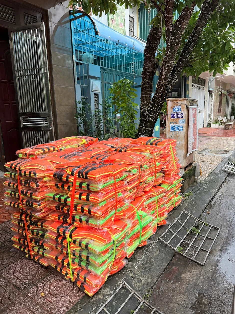 Chàng trai bỏ tiền treo 200 áo phao trên các cây cầu ở Hưng Yên Chàng trai bỏ tiền treo 200 áo phao trên các cây cầu ở Hưng Yên
