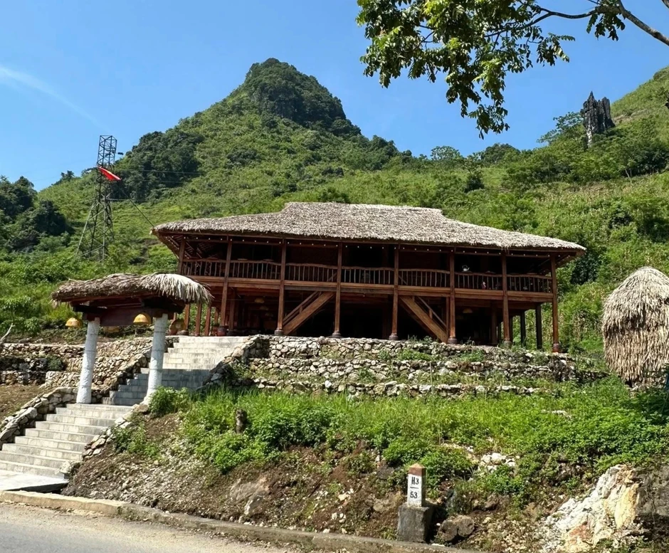 Chàng trai chi tiền tỷ làm nhà sàn 70 tấn, có thể xoay tròn ở Tuyên Quang Chàng trai chi tiền tỷ làm nhà sàn 70 tấn, có thể xoay tròn ở Tuyên Quang