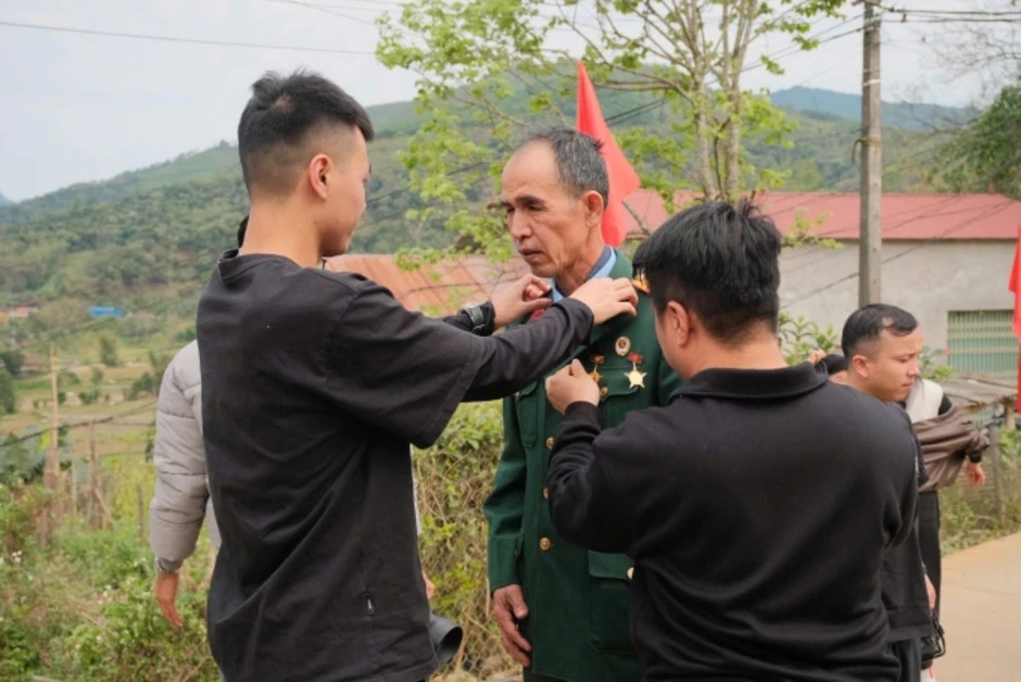 Chàng trai chụp 10.000 ảnh kỷ yếu cho trẻ vùng cao Chàng trai chụp 10.000 ảnh kỷ yếu cho trẻ vùng cao