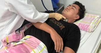 Chàng trai Hà Nội sưng mắt, khó thở vì món đặc sản "khổ trước, sướng sau"