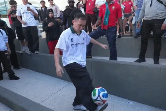 Chàng trai Hà Nội tâng bóng tại Mỹ, khán giả ở World Cup đổ đến xem Chàng trai Hà Nội tâng bóng tại Mỹ, khán giả ở World Cup đổ đến xem