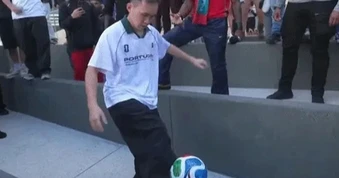 Chàng trai Hà Nội tâng bóng tại Mỹ, khán giả ở World Cup đổ đến xem