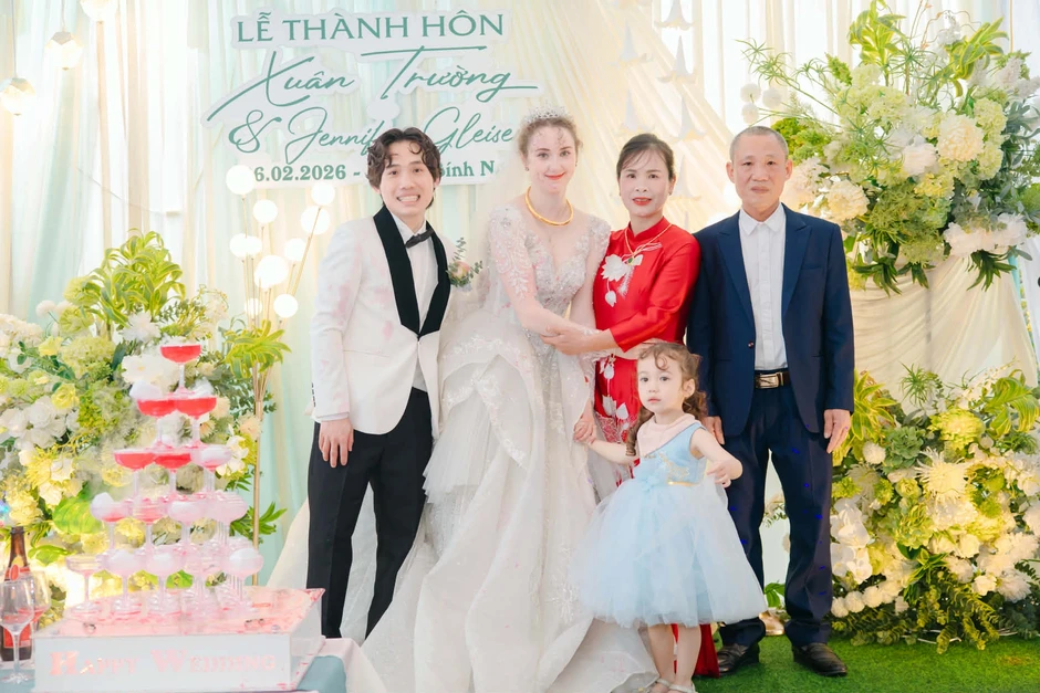 Chàng trai Hưng Yên lấy vợ người Đức xinh như búp bê, cả xóm qua xem mặt Chàng trai Hưng Yên lấy vợ người Đức xinh như búp bê, cả xóm qua xem mặt