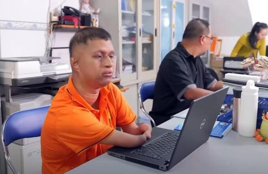 Chàng trai mang di chứng da cam vươn lên từ nghịch cảnh Chàng trai mang di chứng da cam vươn lên từ nghịch cảnh