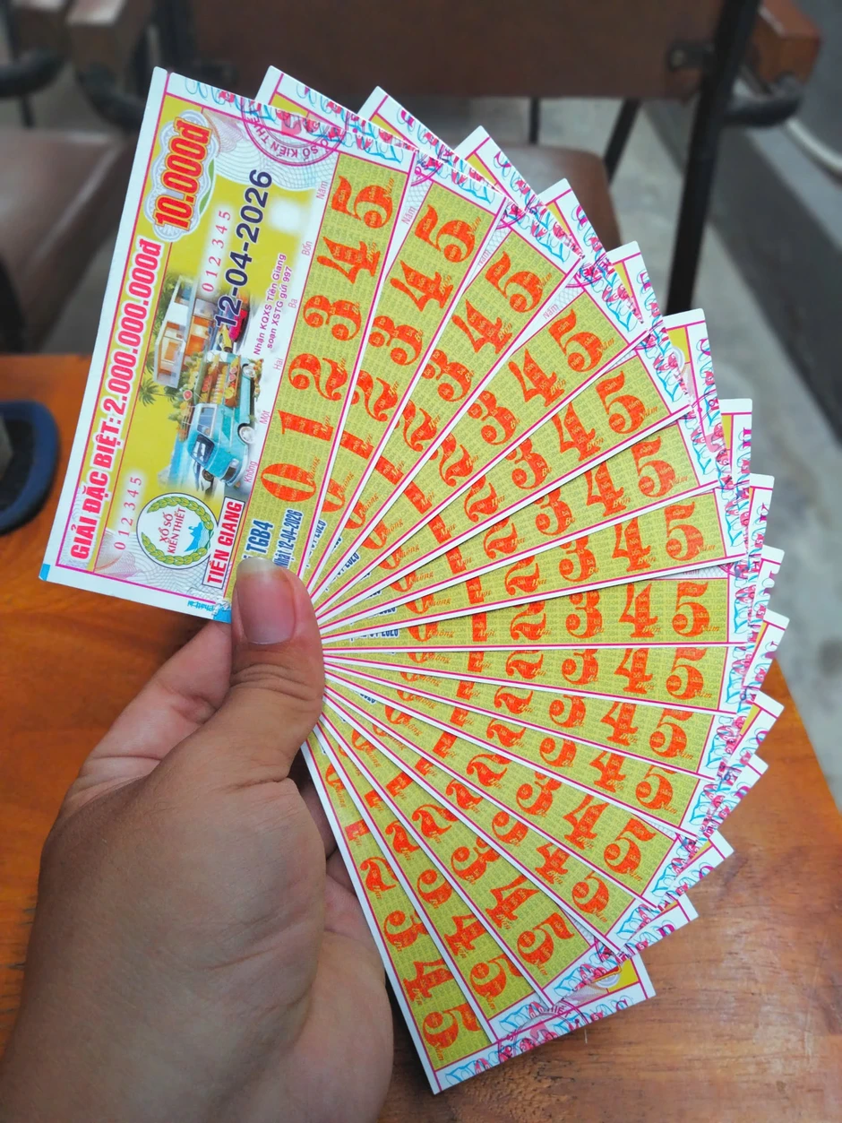 Chàng trai miền Tây sưu tầm vé số độc lạ 888888, 999999… của xổ số miền Nam Chàng trai miền Tây sưu tầm vé số độc lạ 888888, 999999… của xổ số miền Nam