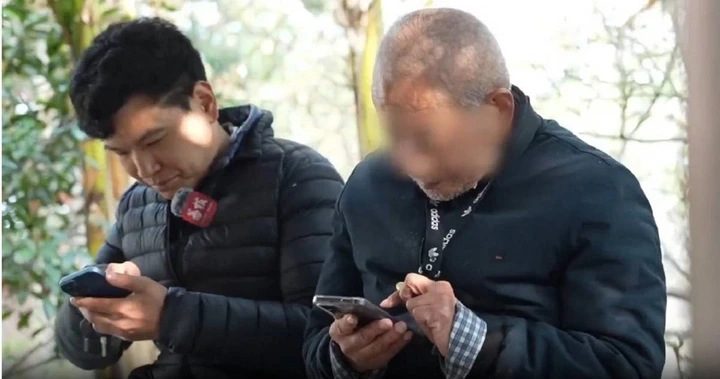 Chàng trai nhận lương 19 triệu để "làm cháu toàn thời gian" cho cụ già 91 tuổi Chàng trai nhận lương 19 triệu để "làm cháu toàn thời gian" cho cụ già 91 tuổi
