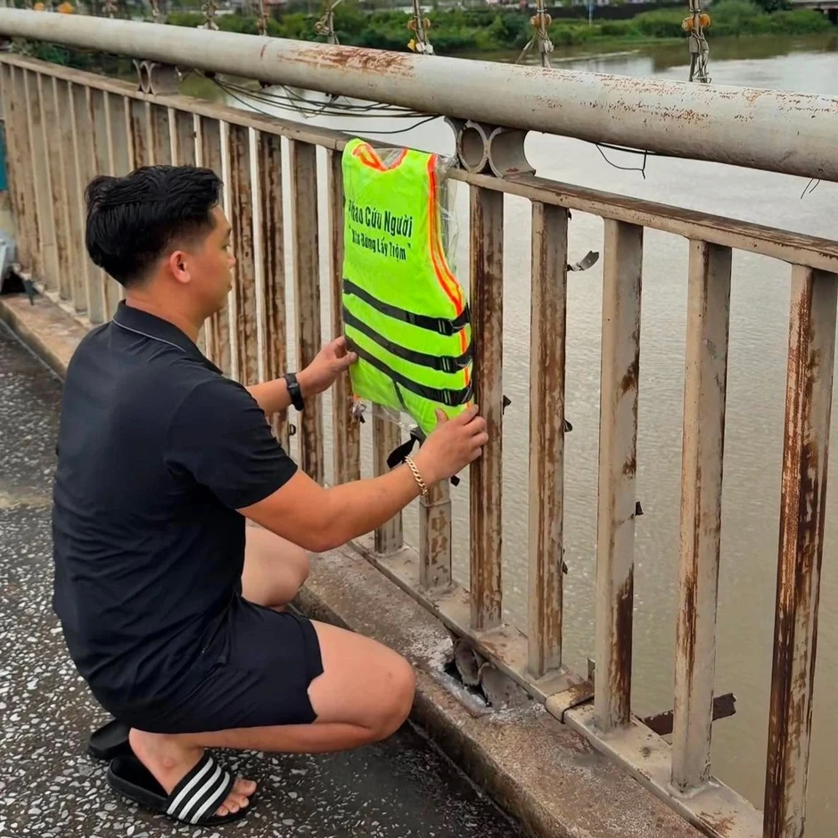 Chàng trai treo 200 áo phao trên các cây cầu ở Hưng Yên sau chuyện đau lòng Chàng trai treo 200 áo phao trên các cây cầu ở Hưng Yên sau chuyện đau lòng