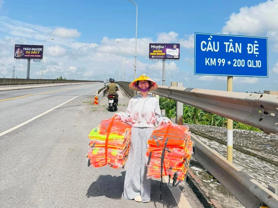 Chàng trai treo 200 áo phao trên các cây cầu ở Hưng Yên sau chuyện đau lòng Chàng trai treo 200 áo phao trên các cây cầu ở Hưng Yên sau chuyện đau lòng