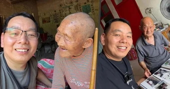 Chàng trai Trung Quốc làm nghề lạ: Thăm cha mẹ người khác