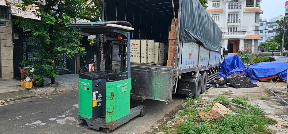 Chành xe giữa khu dân cư TP.HCM: Đường bị chiếm, công viên thành nơi tập kết hàng Chành xe giữa khu dân cư TP.HCM: Đường bị chiếm, công viên thành nơi tập kết hàng