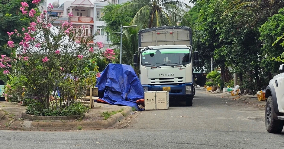Chành xe giữa khu dân cư TP.HCM: Đường bị chiếm, công viên thành nơi tập kết hàng Chành xe giữa khu dân cư TP.HCM: Đường bị chiếm, công viên thành nơi tập kết hàng