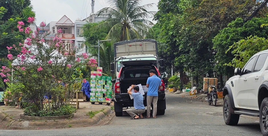 Chành xe giữa khu dân cư TP.HCM: Đường bị chiếm, công viên thành nơi tập kết hàng Chành xe giữa khu dân cư TP.HCM: Đường bị chiếm, công viên thành nơi tập kết hàng