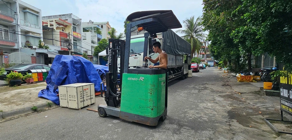 Chành xe giữa khu dân cư TP.HCM: Đường bị chiếm, công viên thành nơi tập kết hàng Chành xe giữa khu dân cư TP.HCM: Đường bị chiếm, công viên thành nơi tập kết hàng