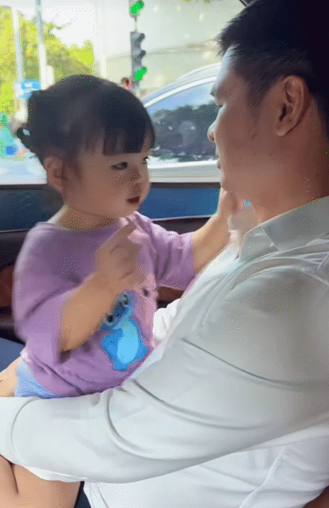Cháu gái bầu Hiển 3 tuổi mê bóng đá và giống ba Đỗ Vinh Quang Cháu gái bầu Hiển 3 tuổi mê bóng đá và giống ba Đỗ Vinh Quang