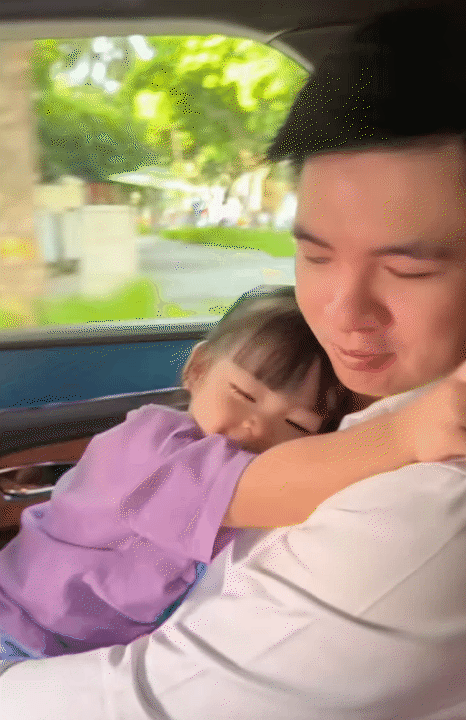 Cháu gái bầu Hiển 3 tuổi mê bóng đá và giống ba Đỗ Vinh Quang Cháu gái bầu Hiển 3 tuổi mê bóng đá và giống ba Đỗ Vinh Quang