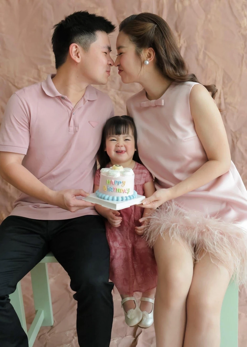 Cháu gái bầu Hiển 3 tuổi mê bóng đá và giống ba Đỗ Vinh Quang Cháu gái bầu Hiển 3 tuổi mê bóng đá và giống ba Đỗ Vinh Quang