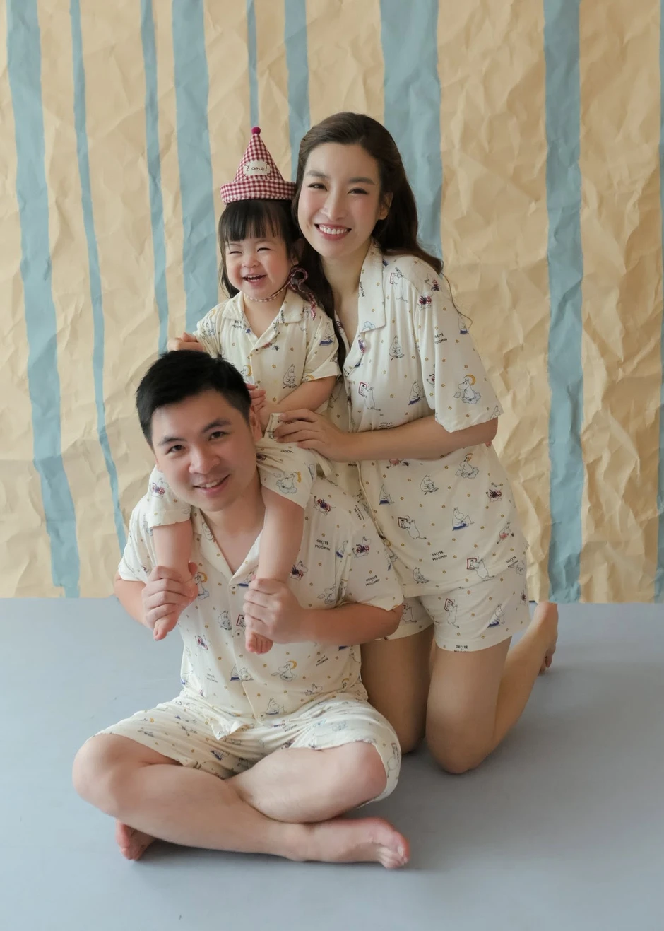 Cháu gái bầu Hiển 3 tuổi mê bóng đá và giống ba Đỗ Vinh Quang Cháu gái bầu Hiển 3 tuổi mê bóng đá và giống ba Đỗ Vinh Quang
