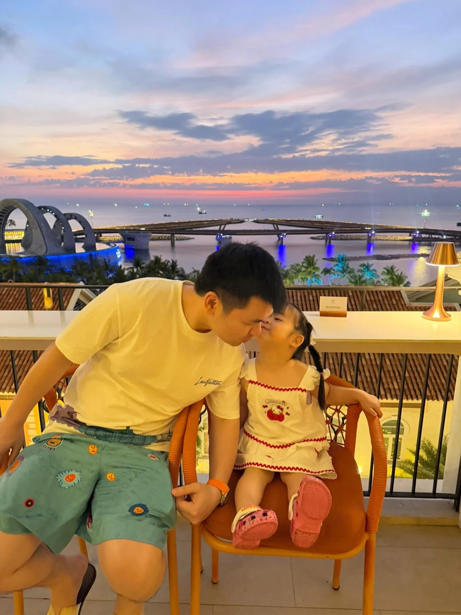 Cháu gái bầu Hiển 3 tuổi mê bóng đá và giống ba Đỗ Vinh Quang Cháu gái bầu Hiển 3 tuổi mê bóng đá và giống ba Đỗ Vinh Quang