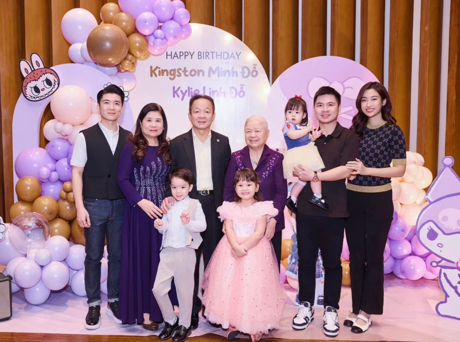 Cháu gái bầu Hiển 3 tuổi mê bóng đá và giống ba Đỗ Vinh Quang Cháu gái bầu Hiển 3 tuổi mê bóng đá và giống ba Đỗ Vinh Quang