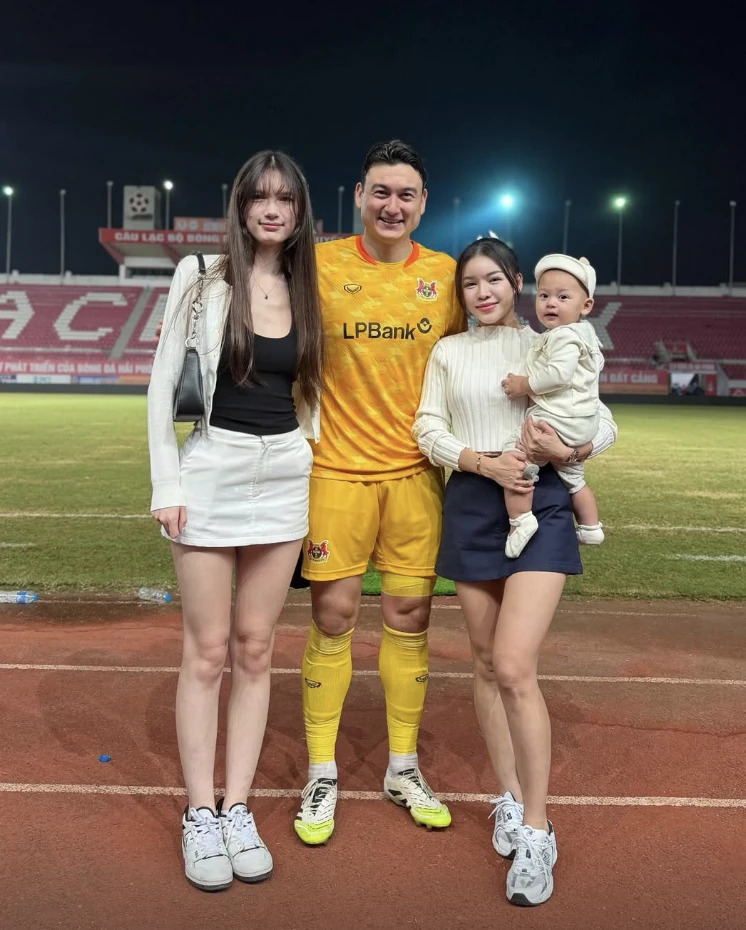 Cháu gái của nguyên Giám đốc Nhà hát Ca múa nhạc dân tộc Bông Sen, 12 tuổi lên báo nước ngoài: Nhan sắc biến đổi đến không nhận ra